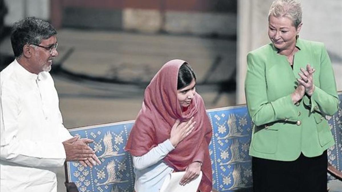Ovacionados 8Kailash Satyarthi y Malala Yousafzai, con vestidos tradicionales, ayer, en Oslo.