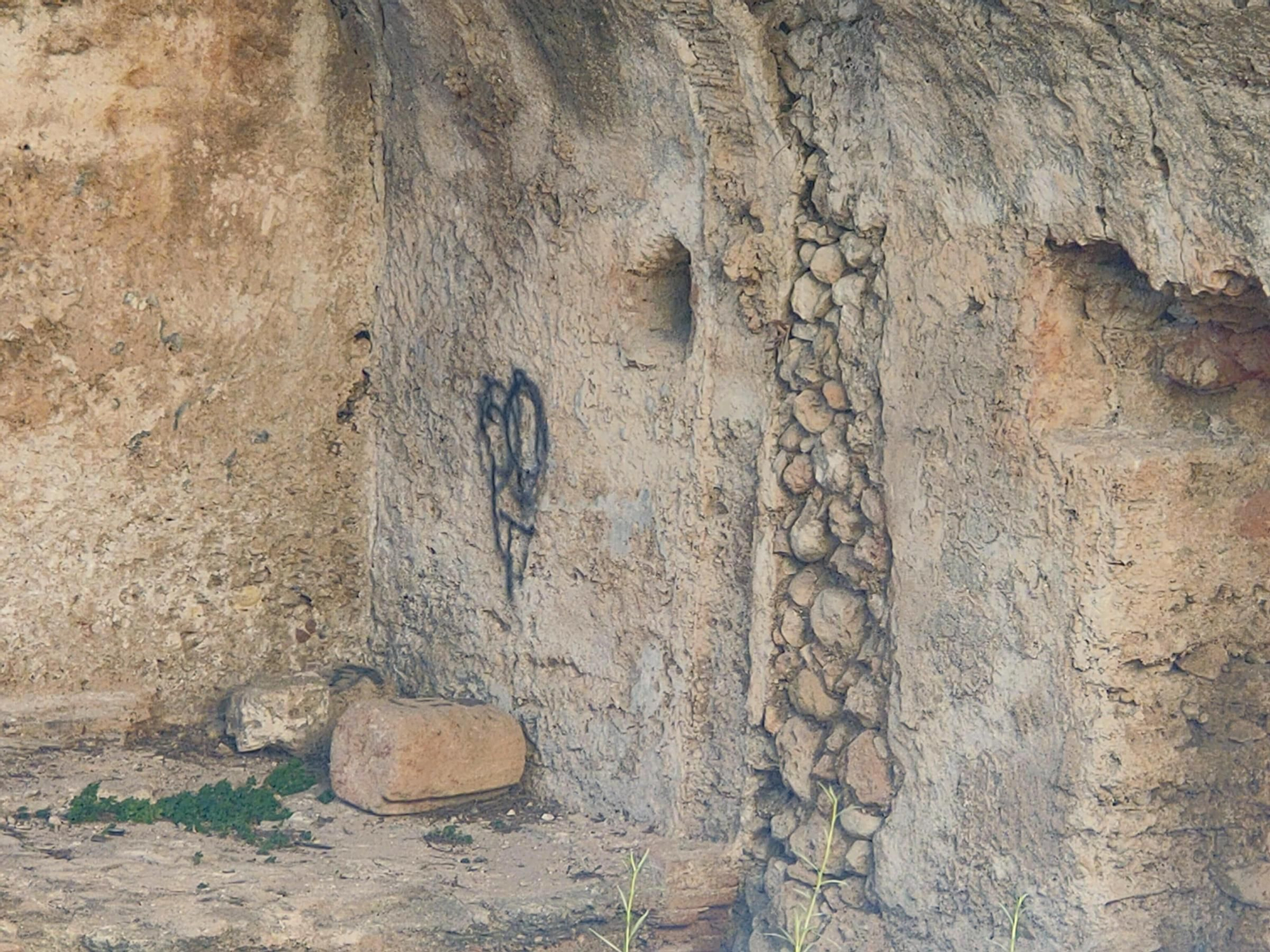 Denuncian la aparición de pintadas vandálicas en los baños árabes del Raval en Xàtiva
