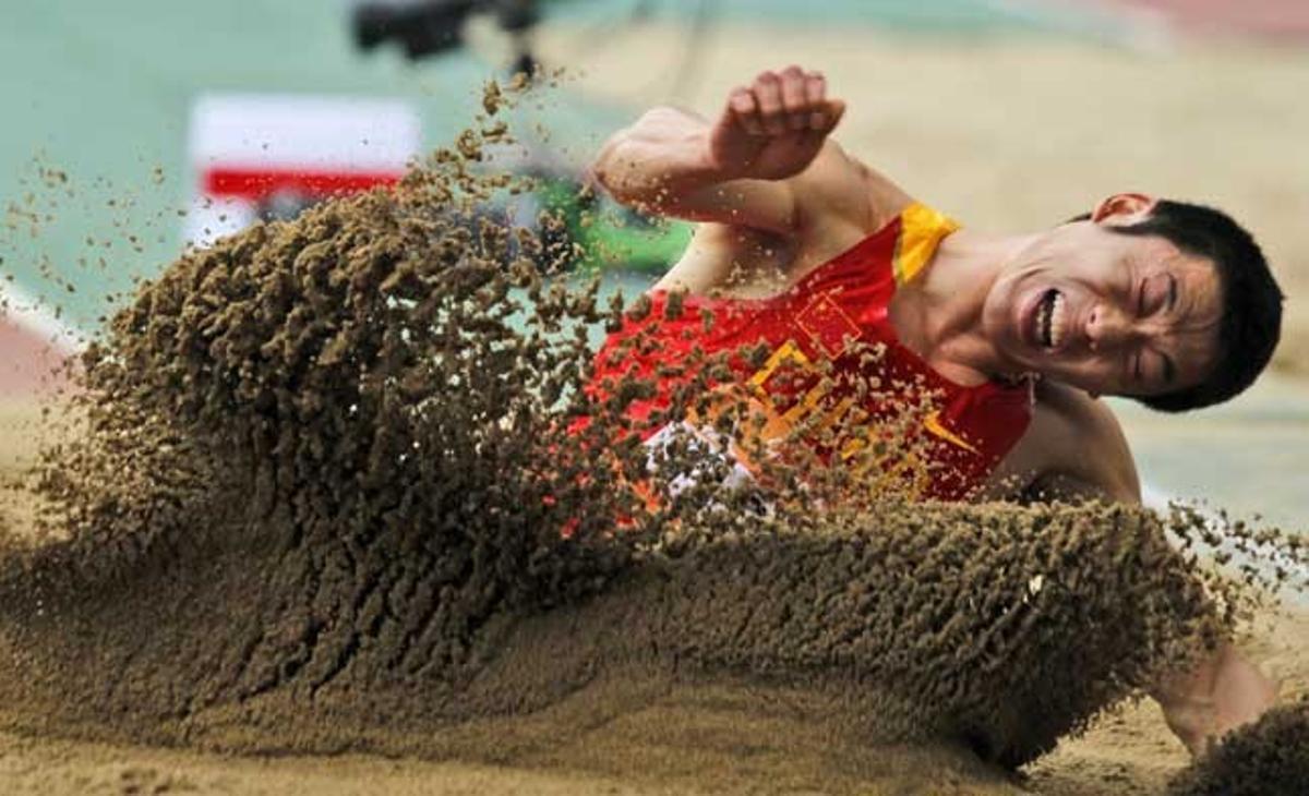 L’atleta xinès Yu Bin fa la prova de salt de longitud que s’inclou en la modalitat de decatló, als XVI Jocs Asiàtics a Guangzhou (Xina).