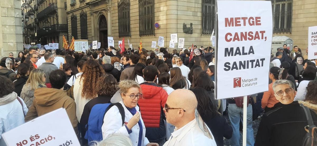 Imagen de la manifestación de médicos en la plaza Sant Jaume de Barcelona, este miércoles.
