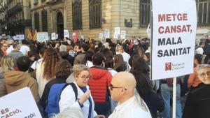 Manifestación de médicos en la plaza Sant Jaume de Barcelona