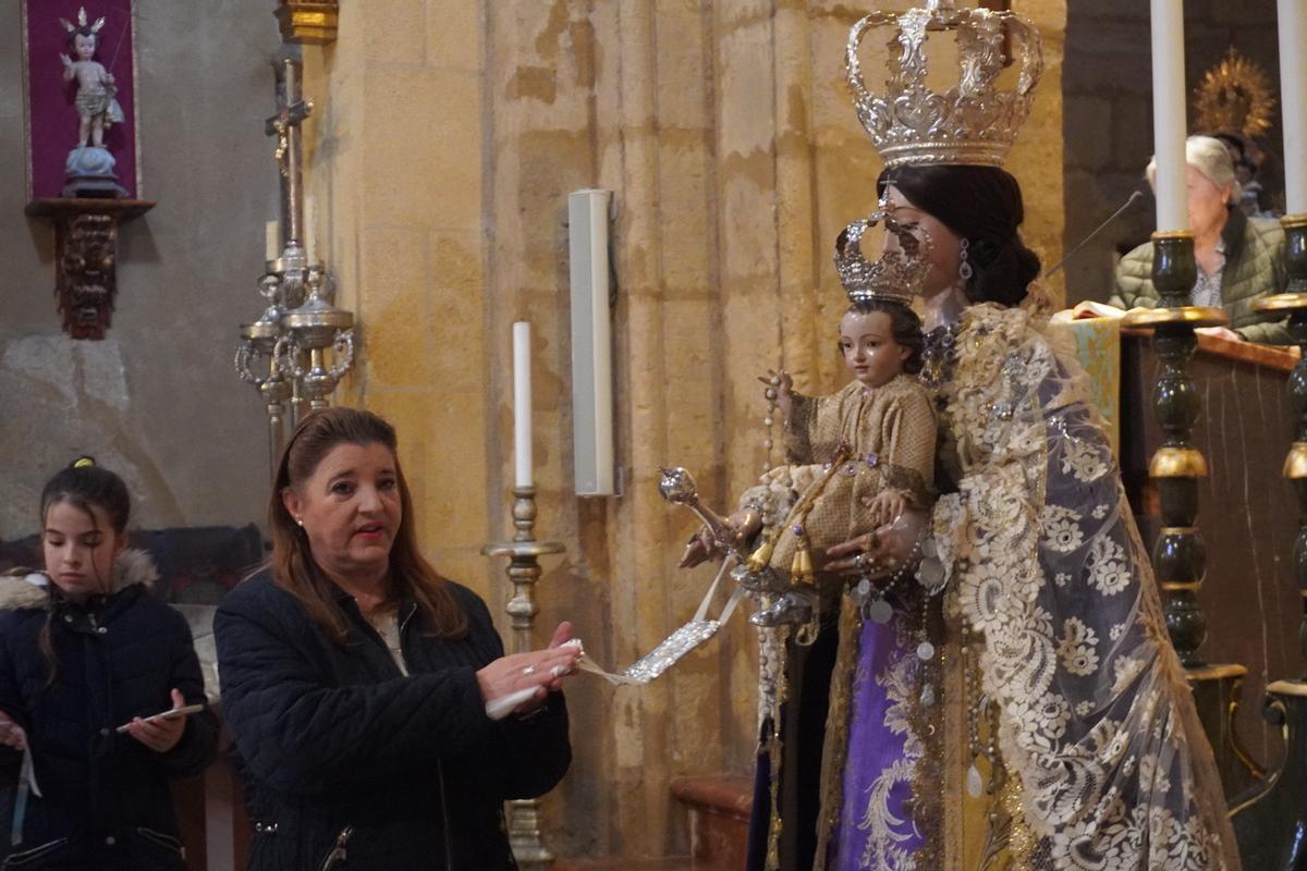 Los fieles acuden al besamanos de la Virgen de los Remedios