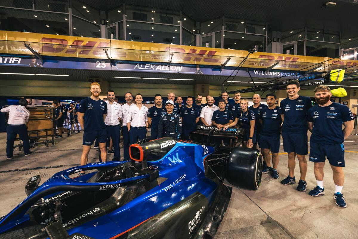 José Luis Mateos y Gorka Narbarte junto al resto del equipo de Williams y el piloto Alex Albon.