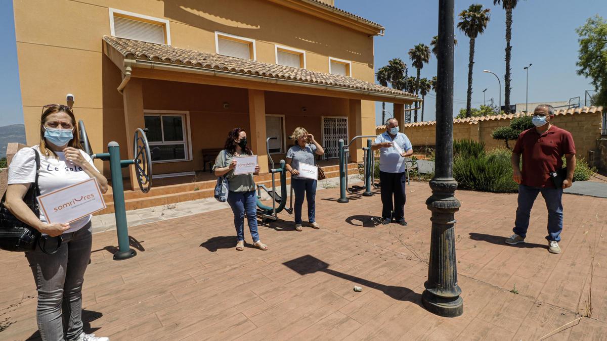 Representantes de Projecte Somriures y del anterior gobierno municipal de Benimarfull en una visita al edificio.