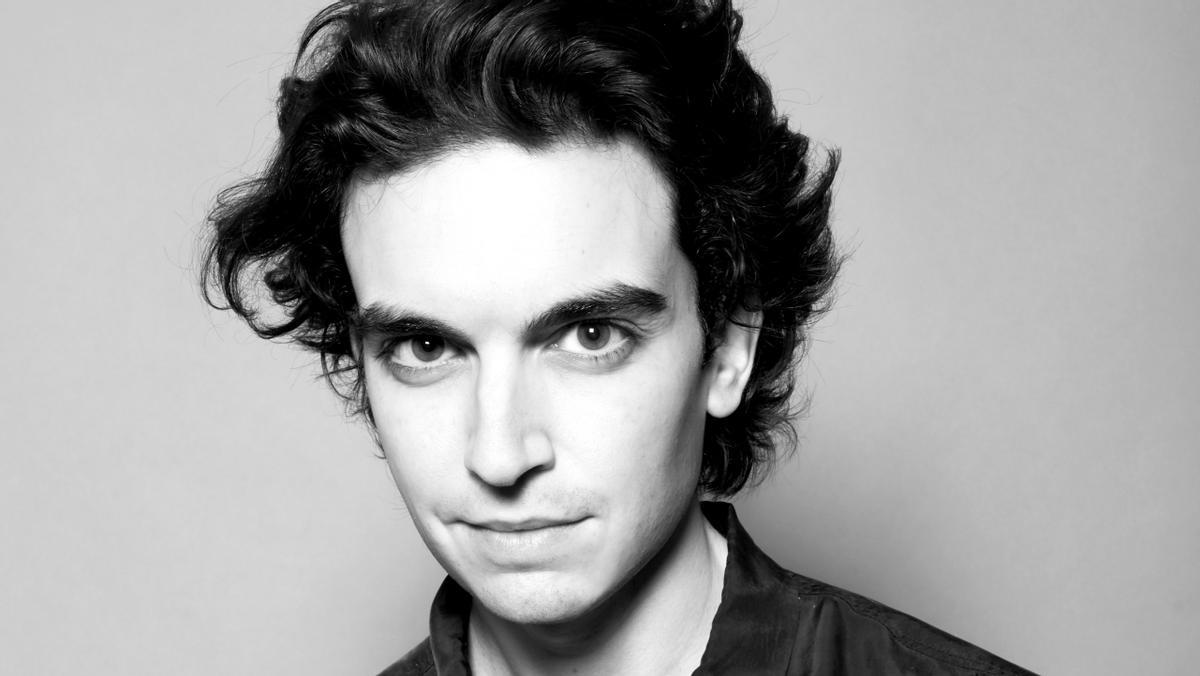 Retrato del diseñador Ernesto Naranjo, que este abril debuta en 080 Barcelona Fashion.