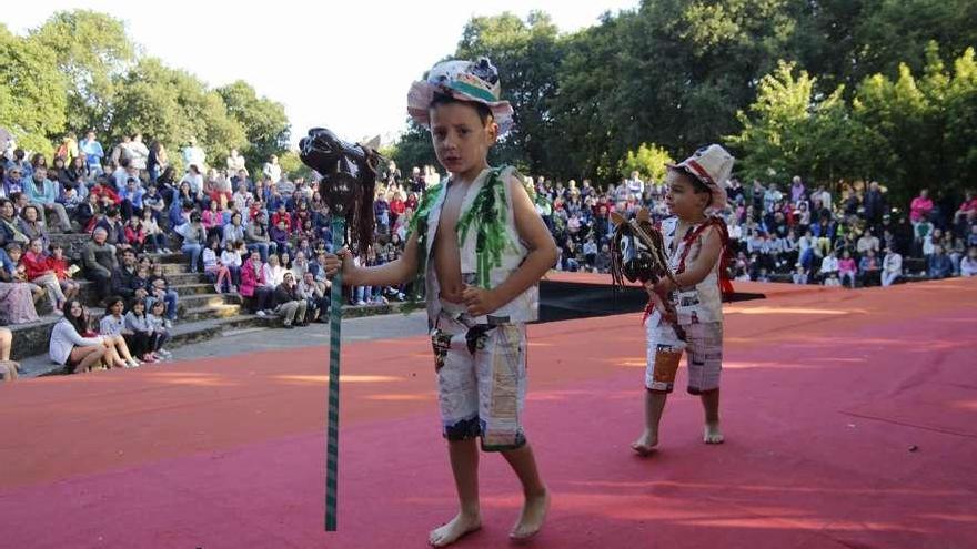 El desfile con materiales reciclados fue uno de los protagonistas de la jornada.