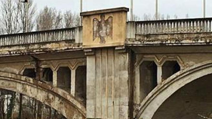 La silueta de les àligues al pont de l&#039;Aigua