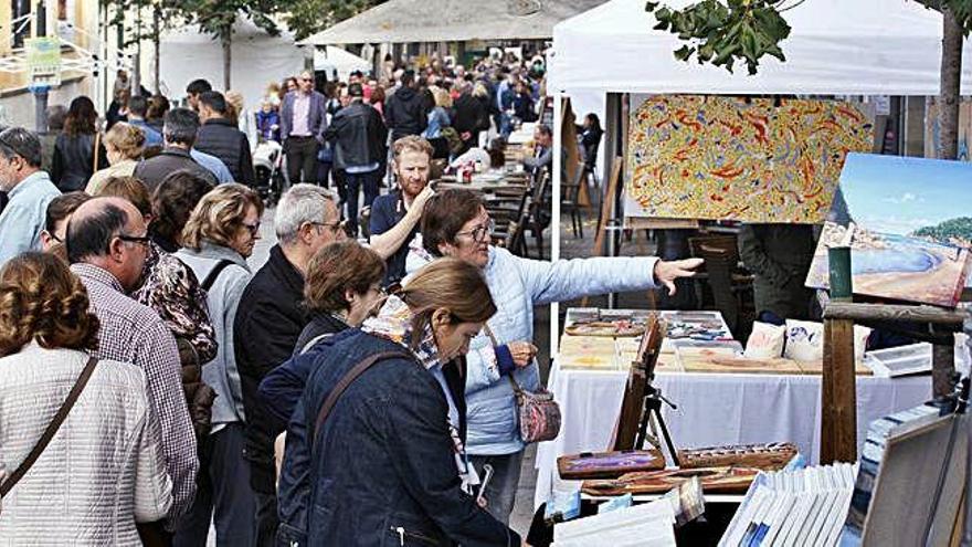 Les fires de Tots Sants omplen  el centre de Girona de curiosos