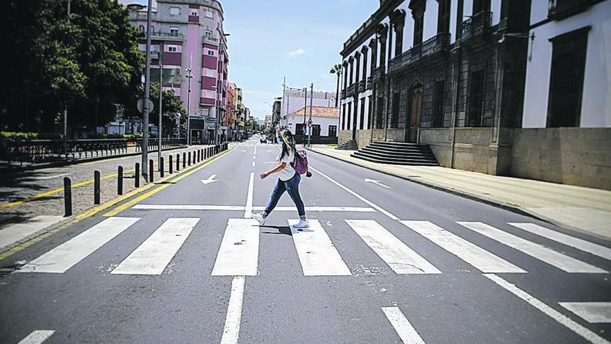 Una joven cruza un paso de peatones.