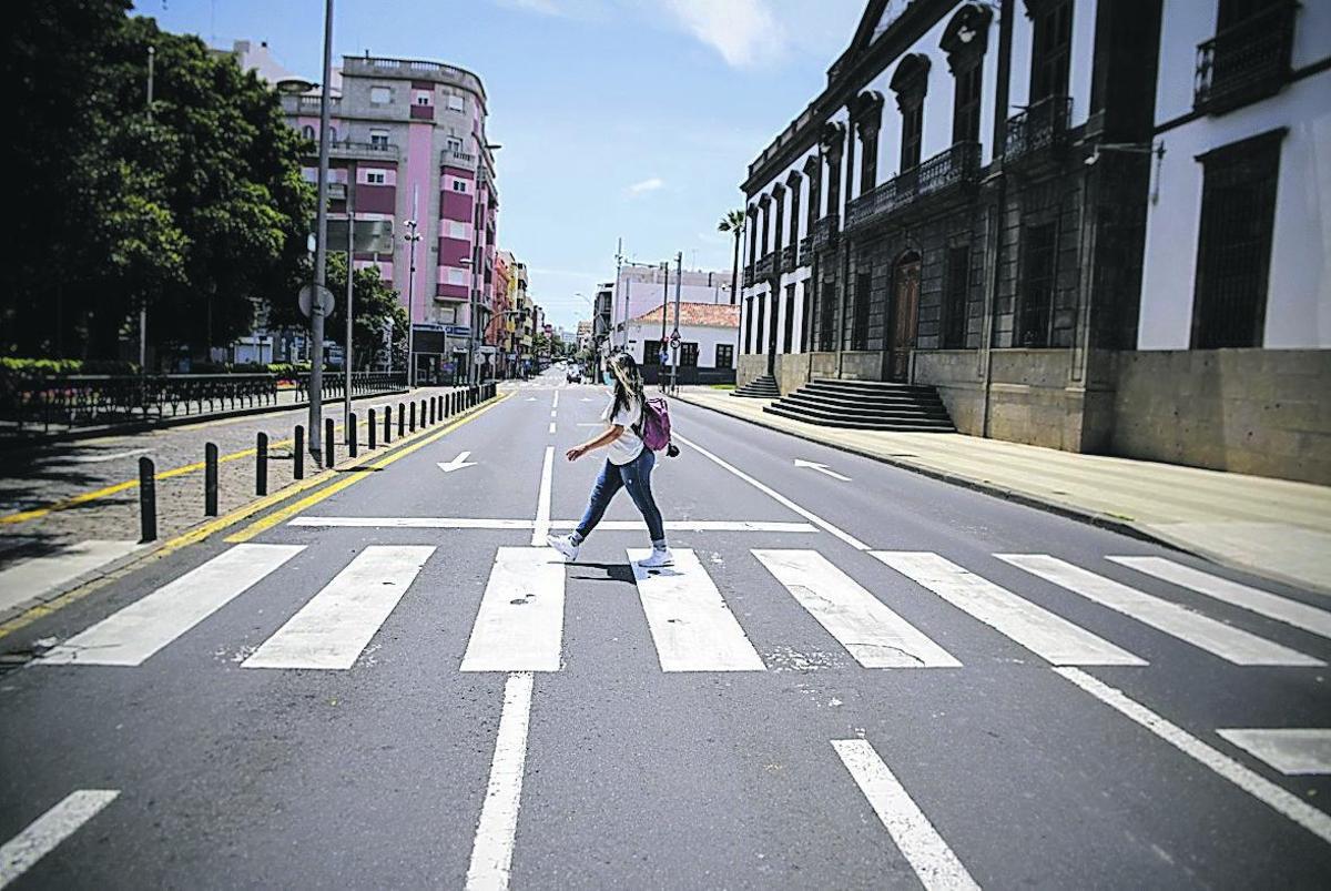 Una joven cruza un paso de peatones.