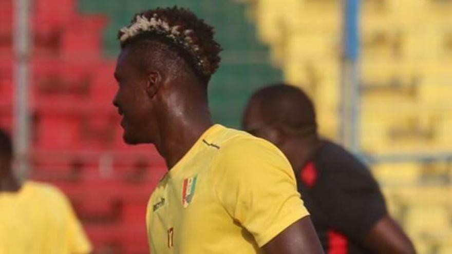 Sory Kaba luce la camiseta de la selección de Guinea Conakry