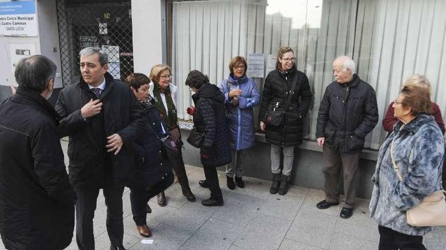 Reunión del portavoz del PSOE, a la izquierda, con los vecinos.