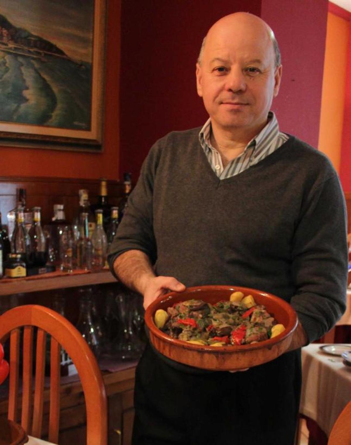 Luis Bolado, con una cazuela de pita pinta lista para comer.