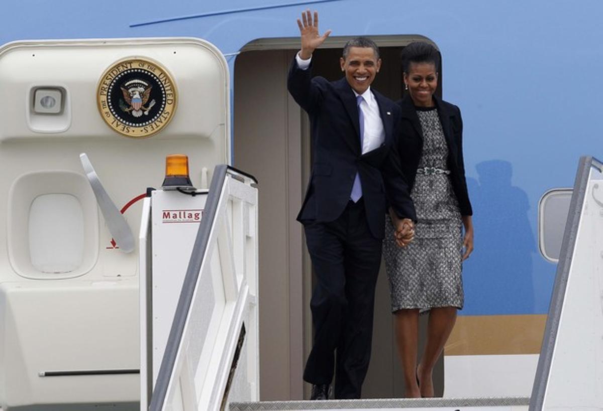 Barack Obama i la seva dona, Michelle, a l’arribar a l’aeroport de Dublín, aquest dilluns. Barack Obama i la seva dona, Michelle, a l’arribar a l’aeroport de Dublín, aquest dilluns.