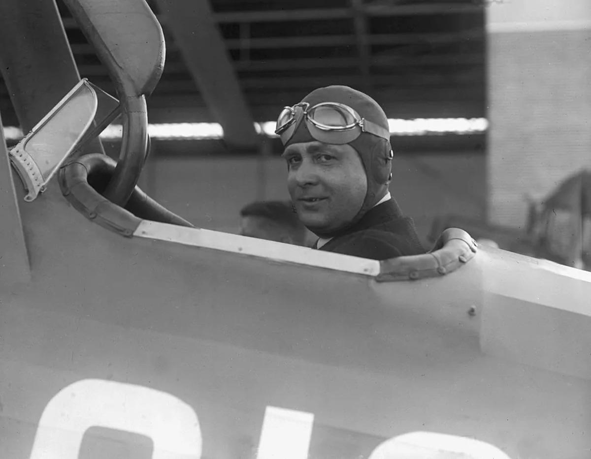 Juan de la Cierva en uno de sus autogiros