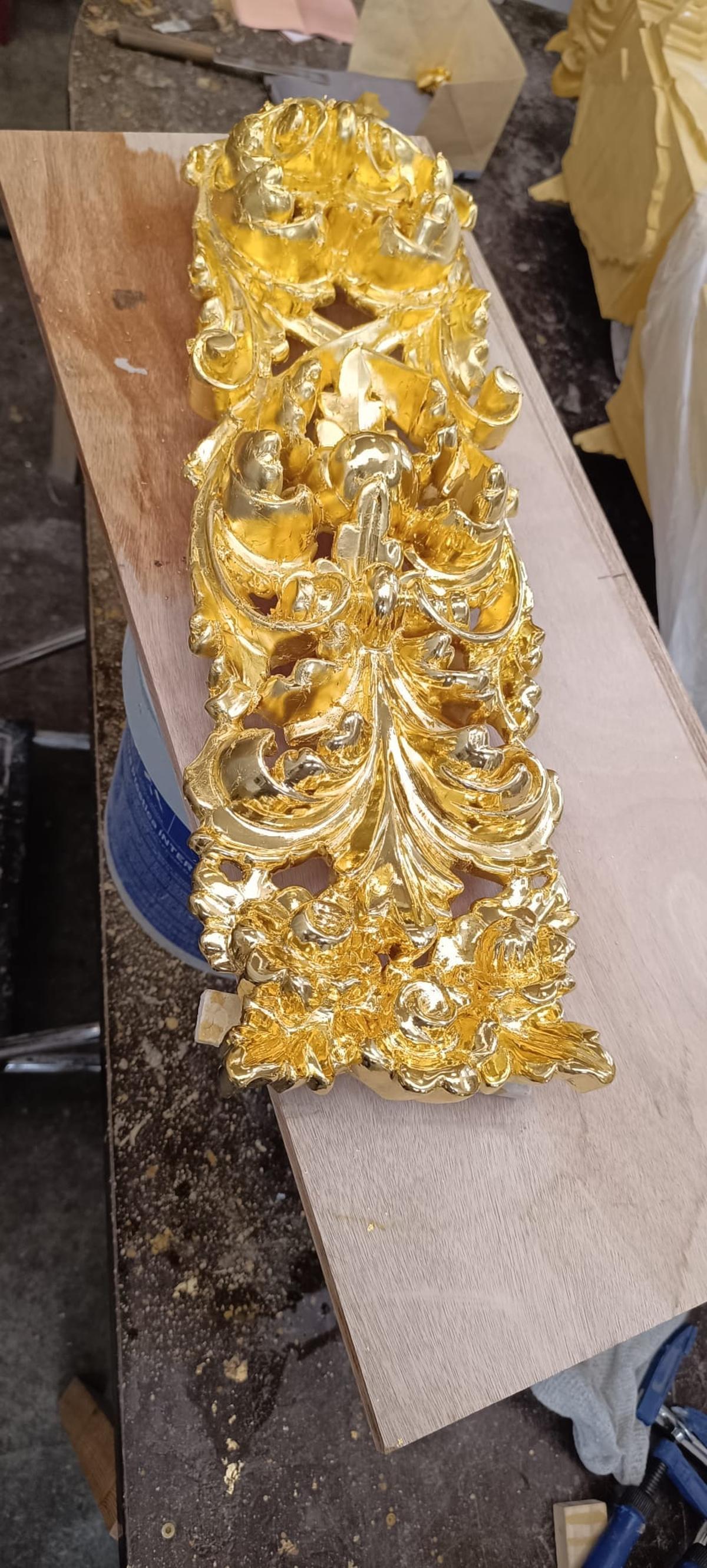 Una de las piezas del futuro retablo de Mena, completamente terminada, con el dorado de Alberto Berdugo.