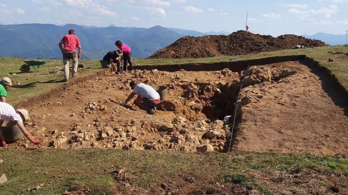 Los arqueólogos, durante la excavación en el túmulo megalítico.