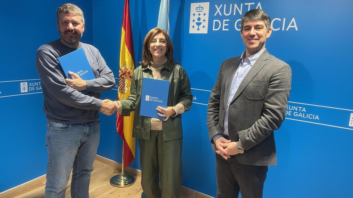 Francisco Calo, esquerda, e Ángeles Vázquez, tras a sinatura do convenio.