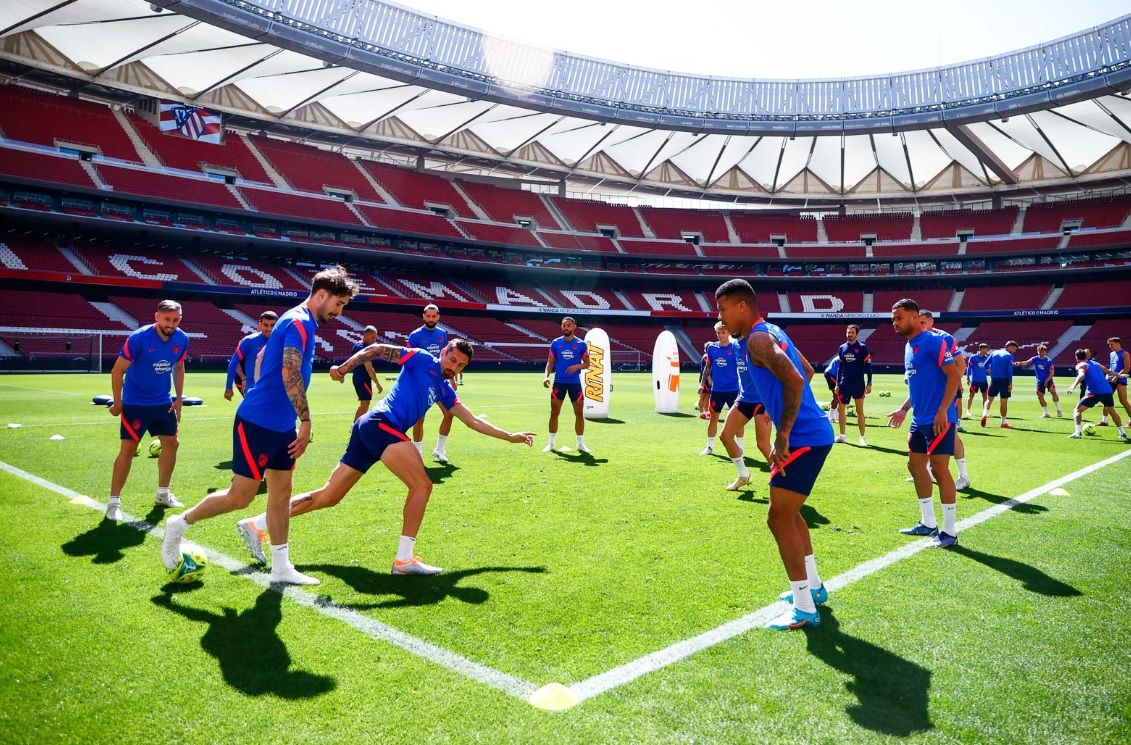 Los jugadores del Atlético se entrenan en el Metropolitano.