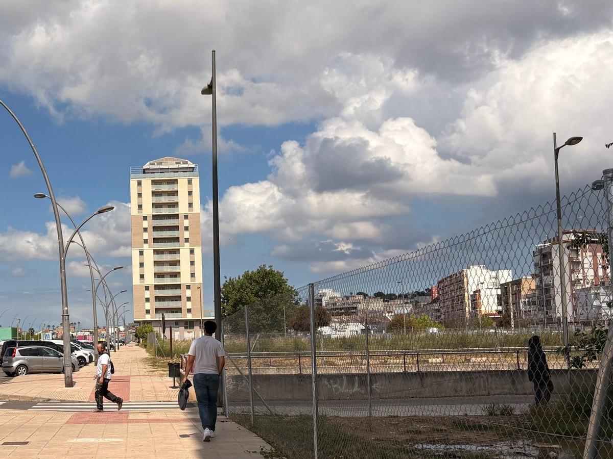 Una imagen del sector Tulell de Alzira, solares vacíos y, al fondo, una finca tapiada.