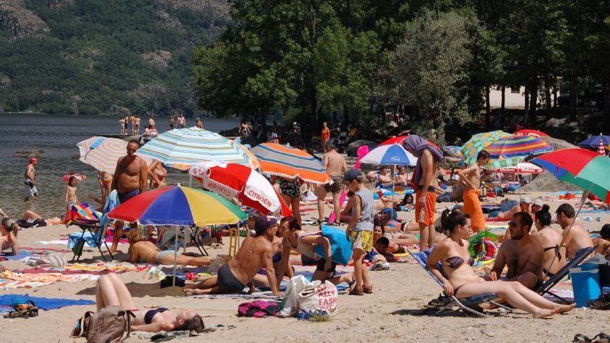 Bañistas en el Lago de Sanabria.