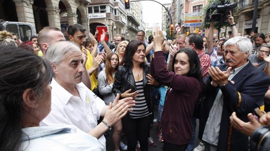 Marta Fernández y Yolanda Fernández, hermana y madre de Germán, aplauden en una concentración en su apoyo.