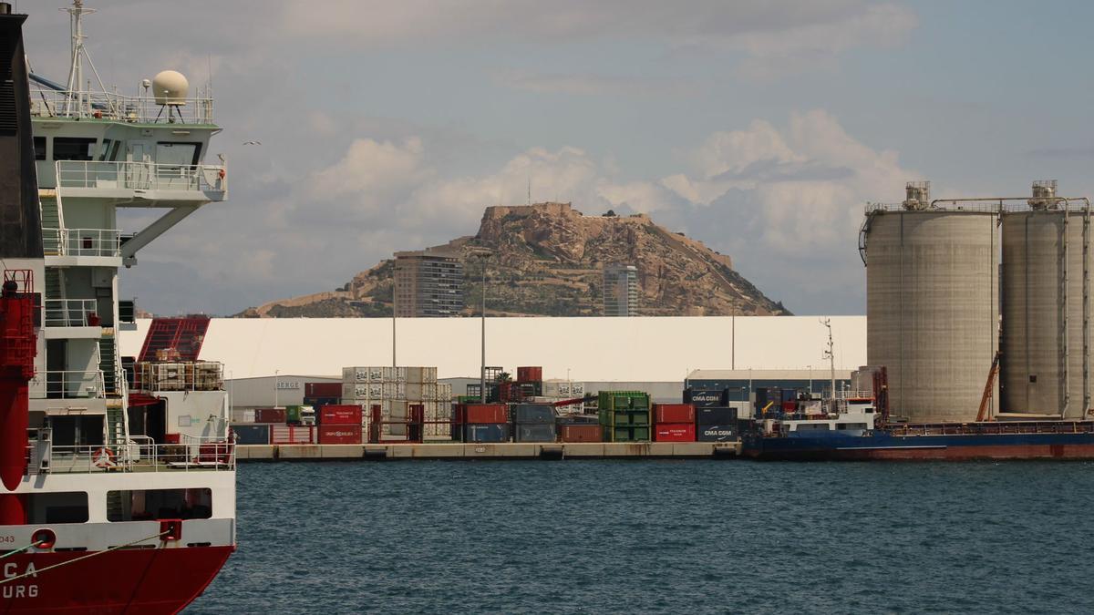 La nave cerrada para el tratamiento de graneles, con el castillo de Santa Bárbara al fondo.