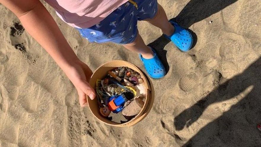 Algunos de los desechos recogidos en la playa, entre los que destaca un click de Playmobil