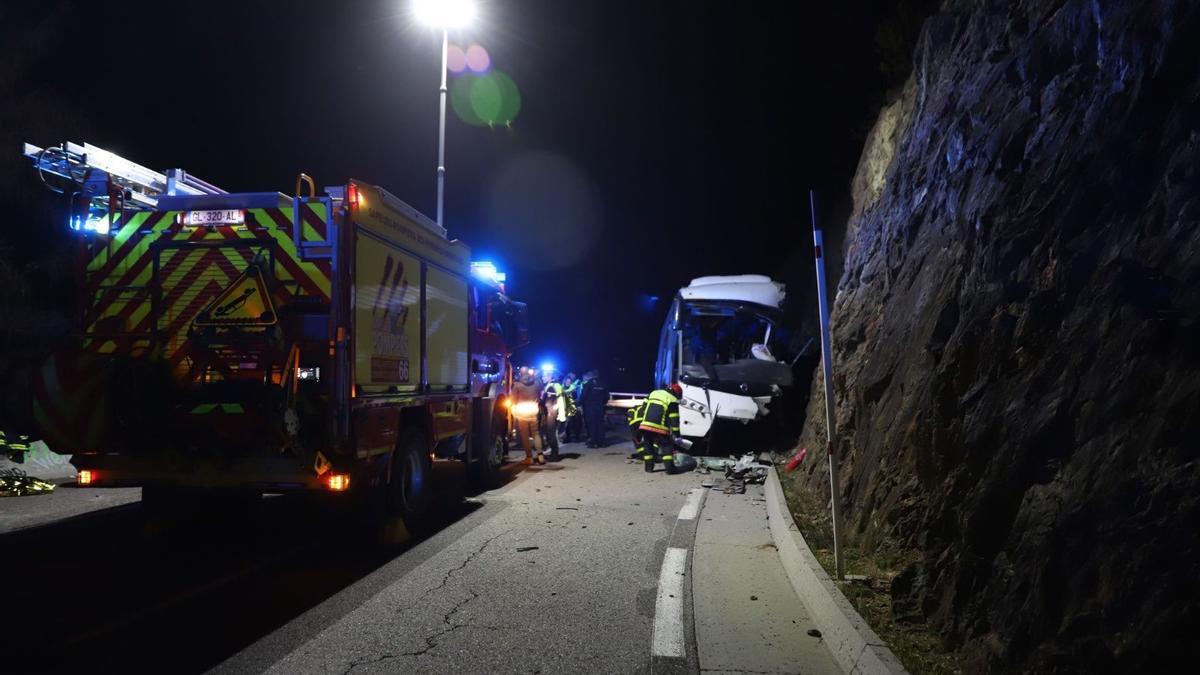 El autocar procedente de L'Hospitalet de Llobregat accidentado en Francia el 1 de diciembre de 2024.