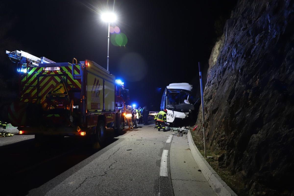 El autocar procedente de L'Hospitalet de Llobregat accidentado en Francia el 1 de diciembre de 2024.