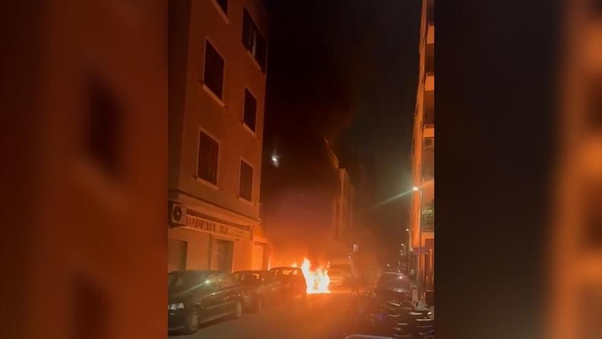 VÍDEO | Un incendio de tres coches y tres motos atrapa a varios vecinos de la calle Tiziano, en Palma