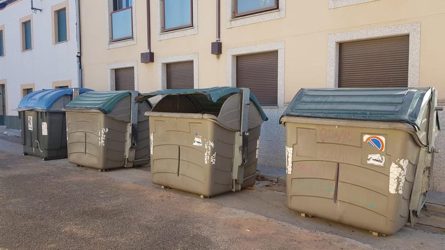 Una vivienda de Zamora tiene un contenedor de basura en cada ventana... ¡y son cuatro!
