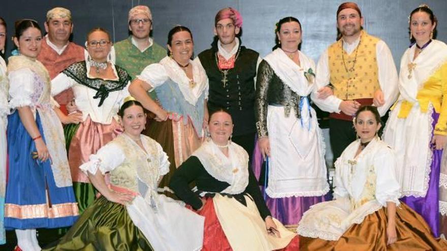 Una exposición del Grup de Danses Sant Roc de Paiporta cierra su 20 aniversario