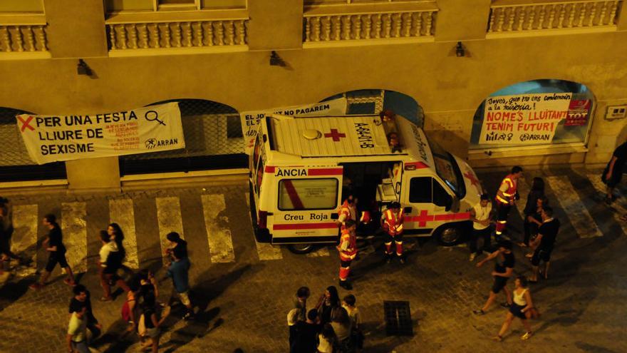 Ambulància a punt per atendre persones amb intoxicació etílica durant la Festa Major de Manresa