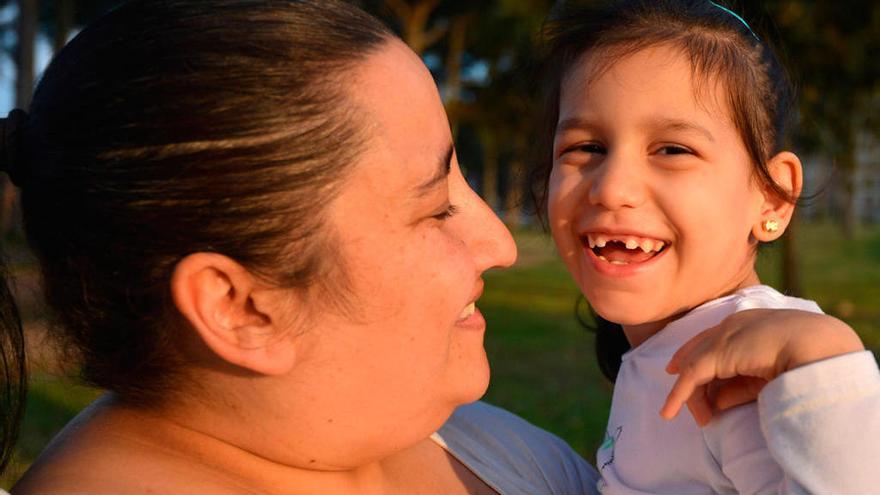 La pequeña Nahir junto a su madre.