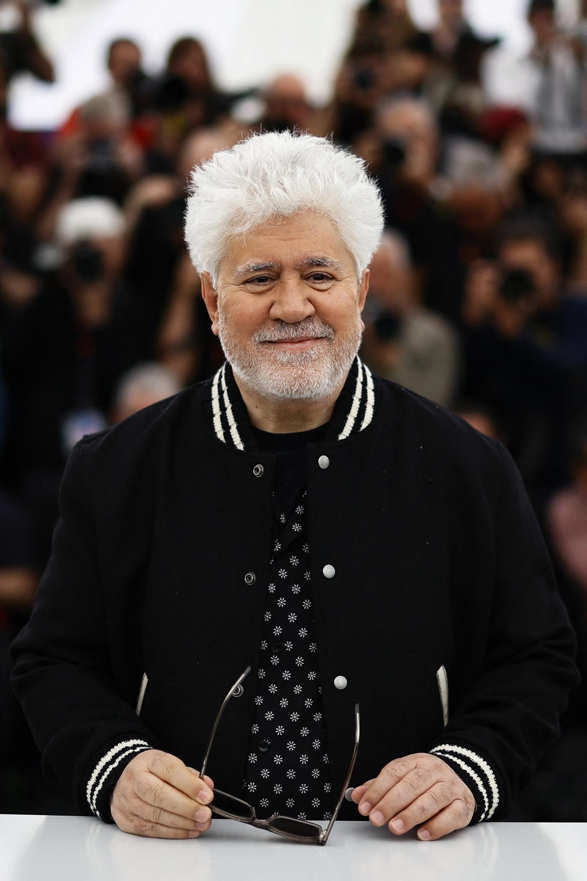 Pedro Almodóvar aterriza en Cannes. El cineasta estrena en Cannes el mediometraje ‘Extraña forma de vida’, con Ethan Hawke y Pedro Pascal, un wéstern protagonizado por dos gais que subvierte el género