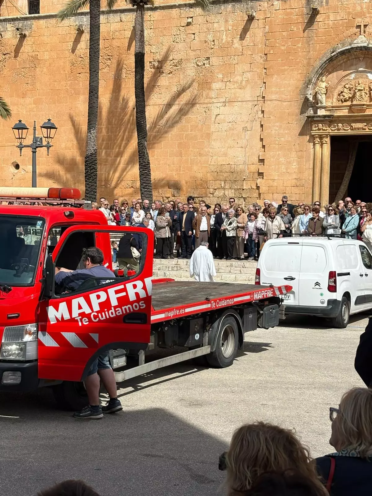 Un vehículo mal aparcado retrasa el Domingo de Pascua en Muro:"Este año el encuentro ha sido entre una grúa y una furgoneta"