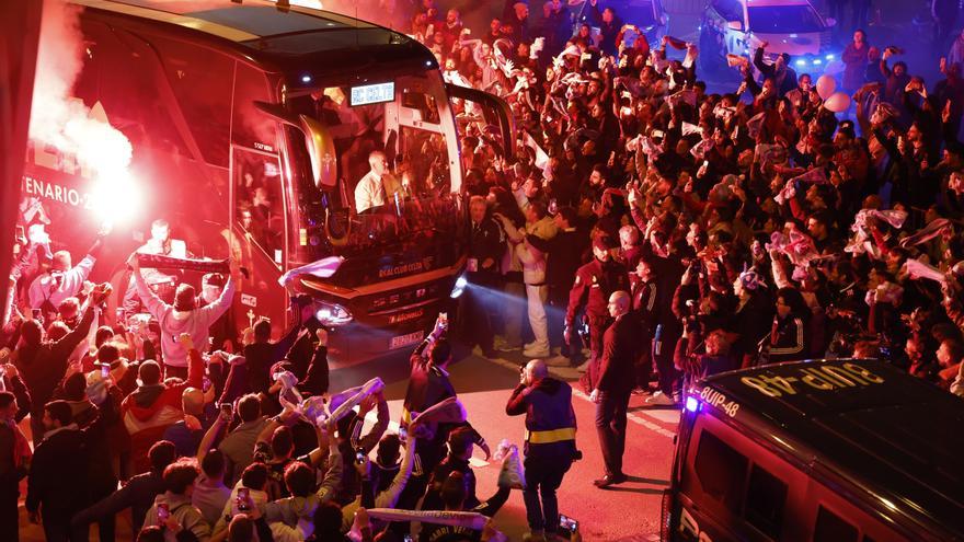 El &#039;encendido&#039; recibimiento de la afición al autobús del Celta