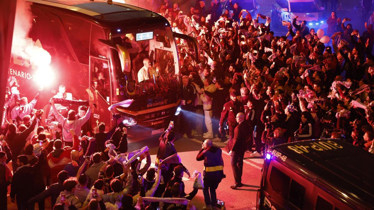 Miles de aficionados reciben con bengalas el autobús del Celta en la primera fiesta del centenario del club.