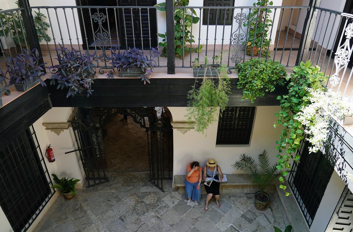 La Casa del Consulado aprovechó parte del Colegio de los Jesuitas y una casa que daba a la hoy plaza de la Constitución. .