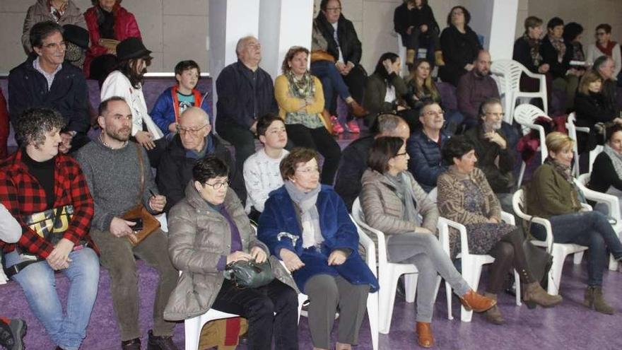 Público que acudió ayer al acto en el Centro Cultural de Domaio. // S.A.