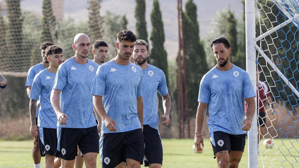 Oriol Soldevila encabeza uno de los grupos de trabajo en el primer día de entrenamiento del Hércules tras las vacaciones.