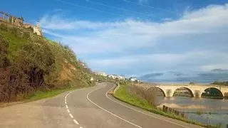 La carretera CC-159 que une Coria con Casillas abre el paso a vehículos, tras varios días cortada