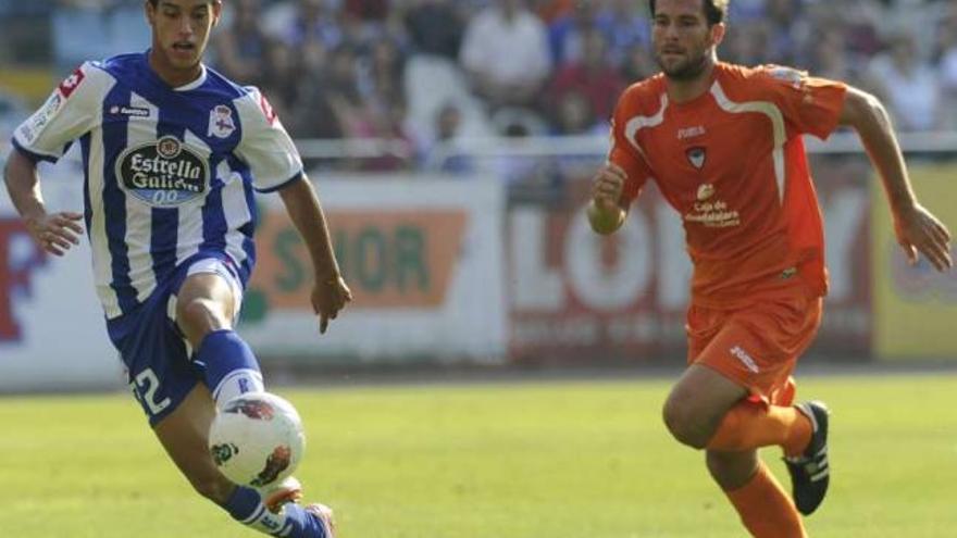 Salomão controla el balón perseguido por un defensa alcarreño. / juan varela