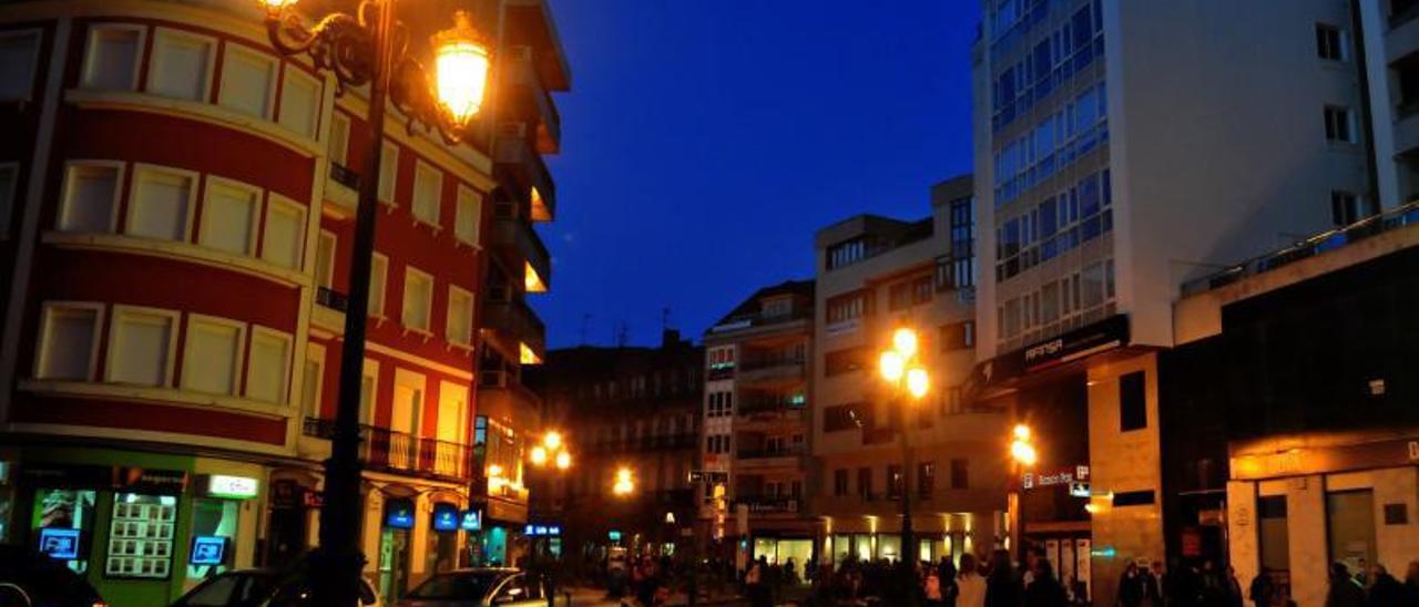 Varias farolas iluminadas en una calle del concello de Vilagarcía. |   // IÑAKI ABELLA