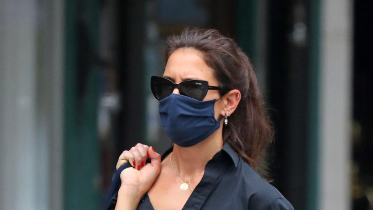 Katie Holmes apuesta ha apostado por el azul marino para su último look cómodo y relajado