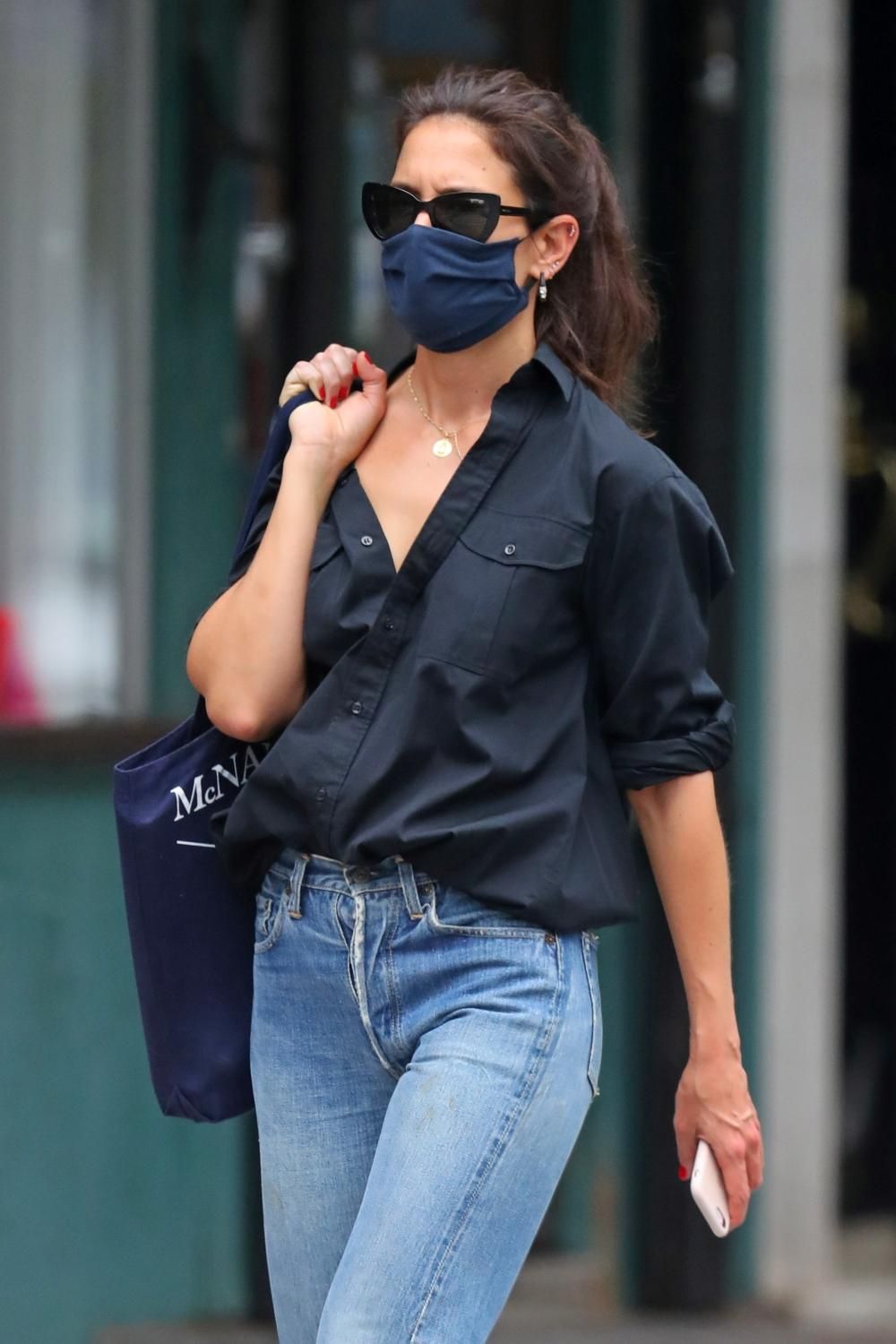 Katie Holmes apuesta ha apostado por el azul marino para su último look cómodo y relajado