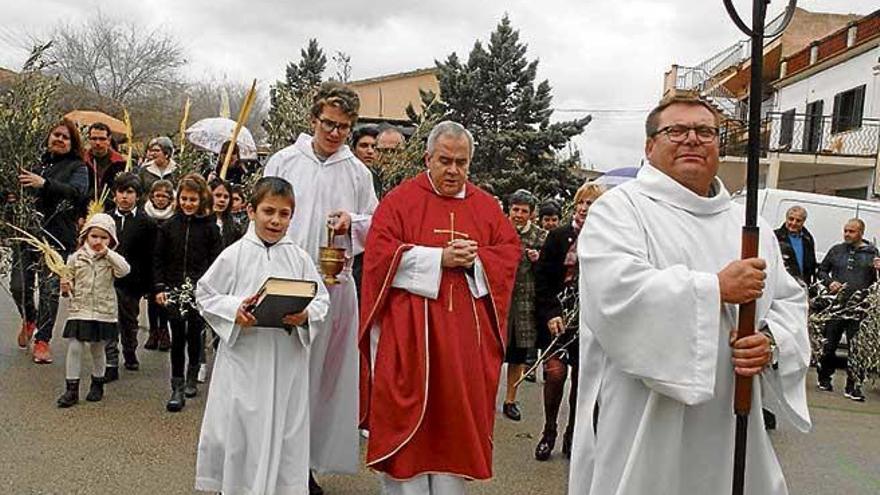 El Domingo de Ramos se refugia en las iglesias para esquivar la lluvia