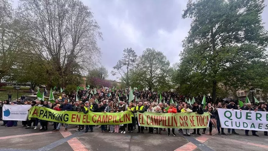 Mas de mil personas, según la Policía y más de tres mil, según la organización se manifiestan en Oviedo en contra del parking del Campillín
