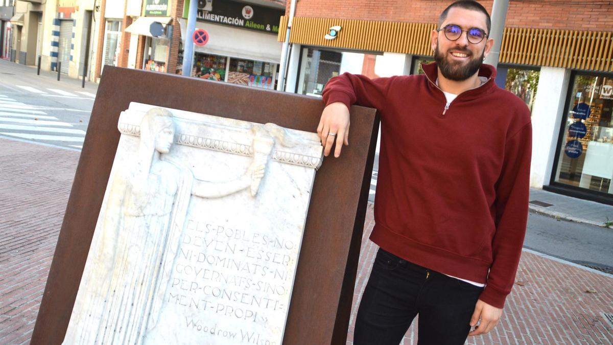 Xavier Colomer al costat del monument als Drets dels pobles de la plaça de l'Escorxador de Figueres